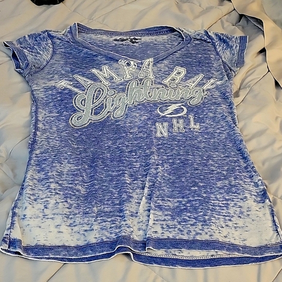 NHL Tampa Bay Lightning v neck t shirt SZ XS - Picture 1 of 3